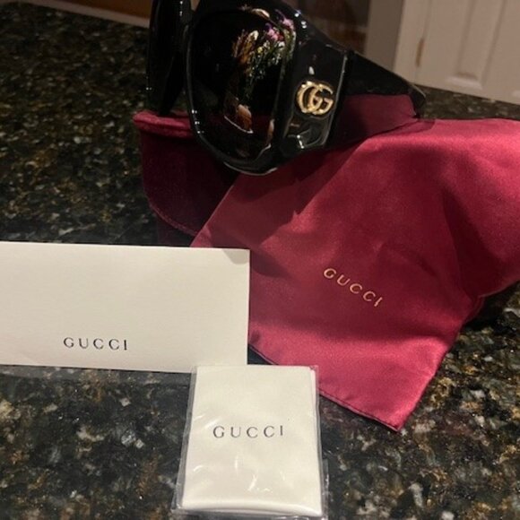 BLACK/GOLD GUCCI SUNGLASSES